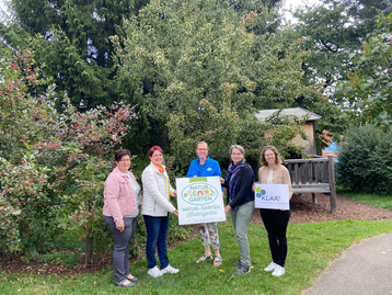Natur im Garten Plakette - Übergabe Kindergarten